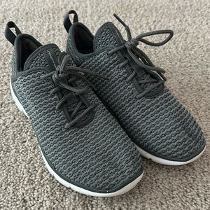 Women's Skechers air cooled memory foam sneakers. Size 6 1/2